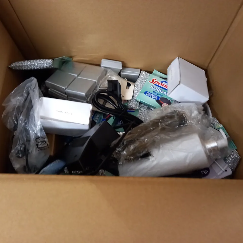 LARGE QUANTITY OF ASSORTED HOUSEHOLD ITEMS TO INCLUDE HOME FRAGRANCE SET, PINT GLASS AND KITCHEN KNIFE