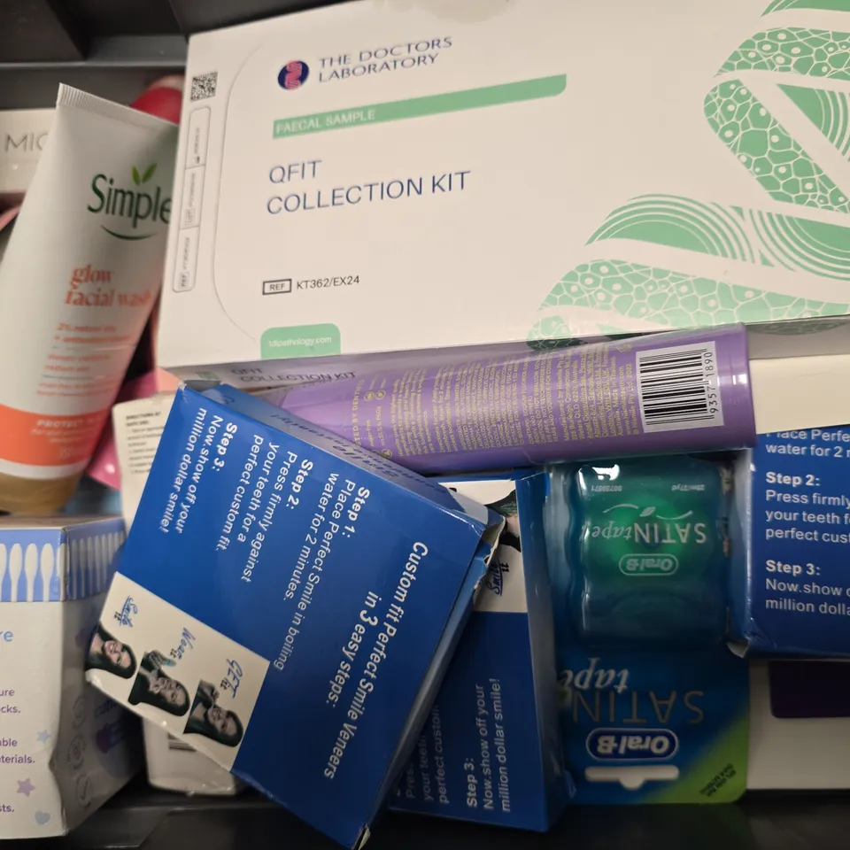 APPROXIMATELY 13 ASSORTED HEALTH & BEAUTY ITEMS TO INCLUDE - KINGFISHER NATURAL TOOTHPASTE , COTTON BUDS , ORANGE CART CONTACT GEL ETC