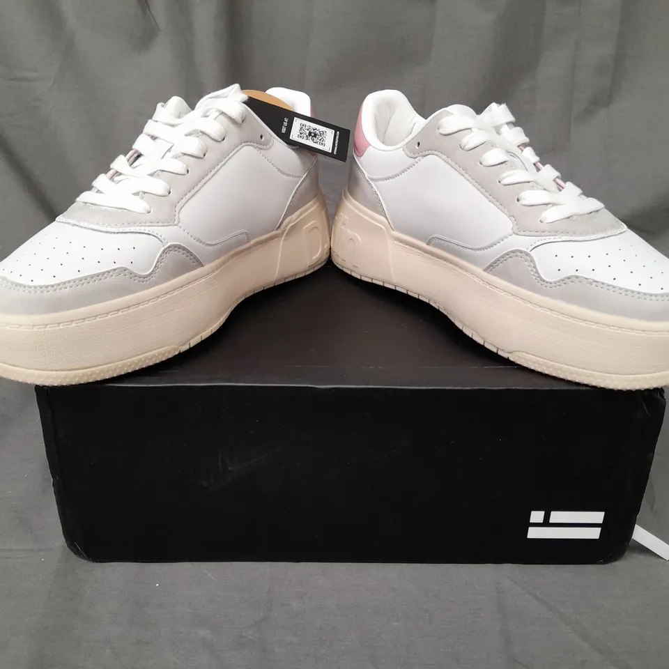 BOXED PAIR OF D.FRANKLIN SHOES IN WHITE/PINK EU SIZE 37
