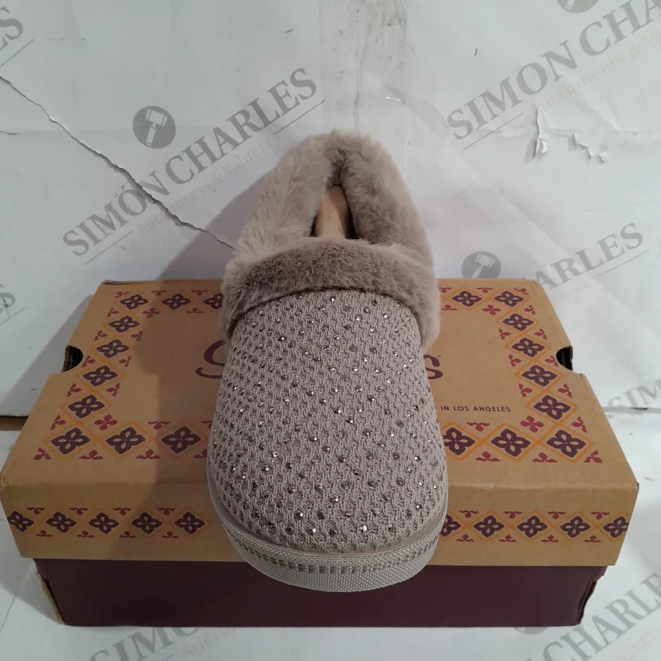 BOXED PAIR OF SKECHERS COZY SLIPPERS IN TAUPE SIZE 4
