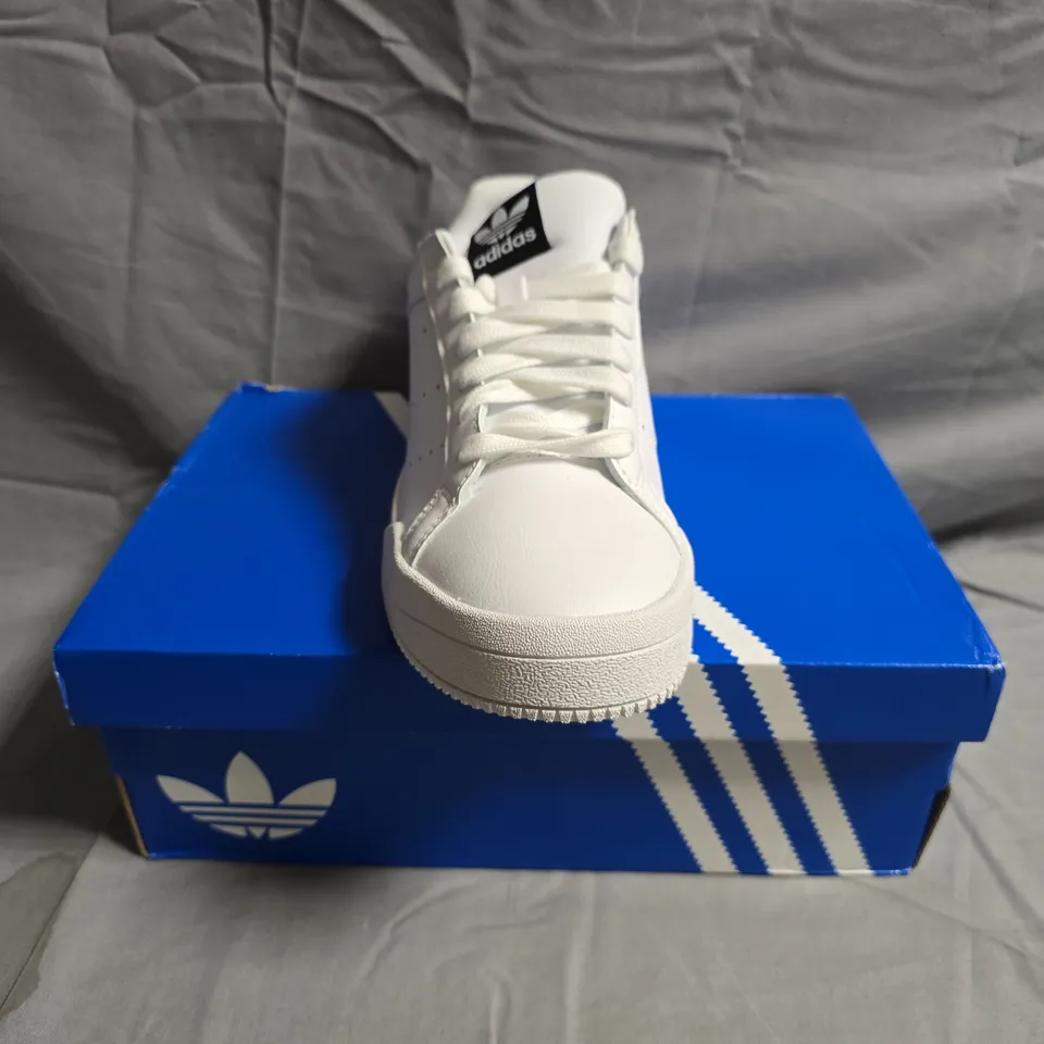 BOXED PAIR OF ADIDAS COURT TOURINO SHOES IN WHITE SIZE UK 5
