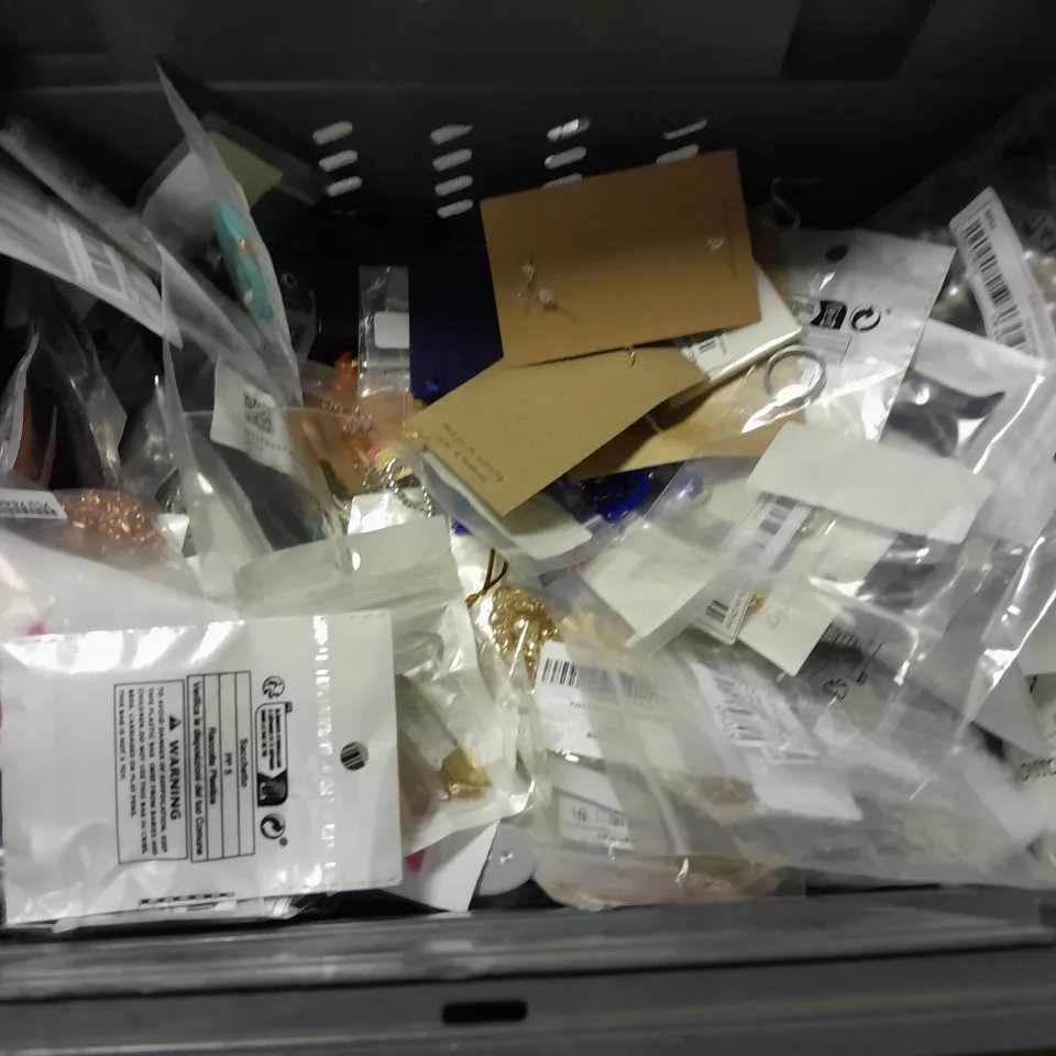 LOT OF ASSORTED JEWELLERY ITEMS TO INCLUDE NECKLACES, WATCHES AND RINGS