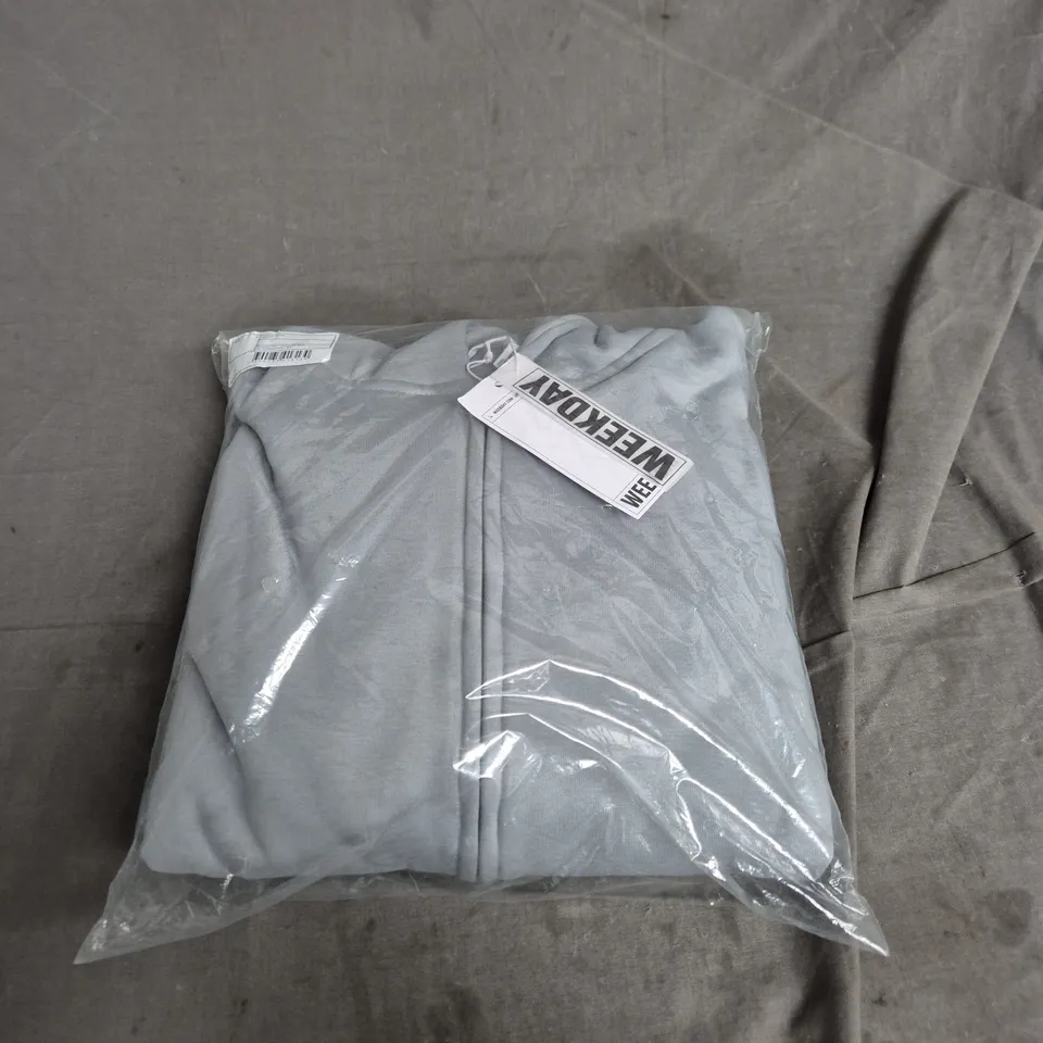 WEEKDAY ZIP THROUGH JACKET IN BLUE DUSTY LIGHT SIZE UK L