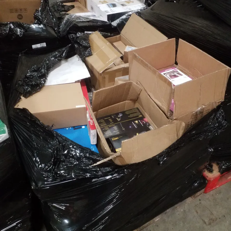 PALLET CONTAINING ASSORTED ELECTRICAL PRODUCTS INCLUDING SATELLITE F CABLE, RECHARGEABLE TORCH & HEAD TORCH GIFT SET & HDMI EXTENDER KITS