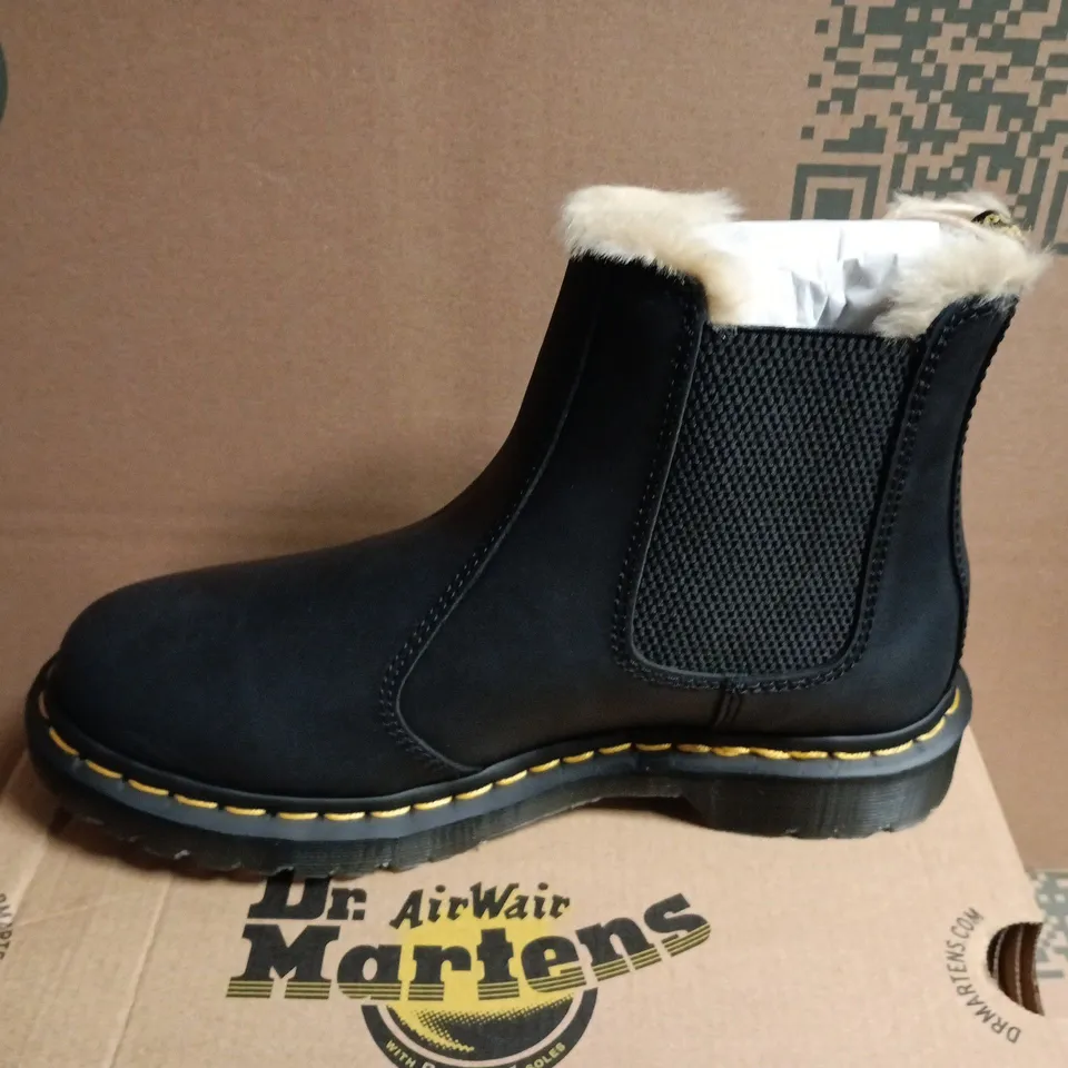 DR. MARTENS 2976 LEONORE BOOTS – BLACK BURNISHED WYOMING LEATHER, UK 6