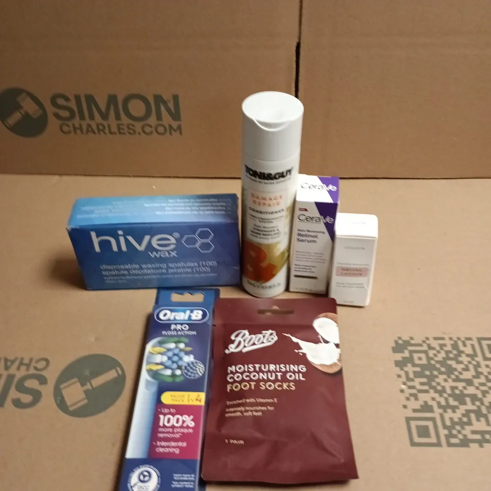 APPROXIMATEY 20 ASSORTED HEALTH AND BEAUTY PRODUCTS TO INCLUDE - TONI & GUY CONDITIONER - HIVE WAX DISPOSABLE SPATULAS AND ORAL-B TOOTHBRUSH HEADS