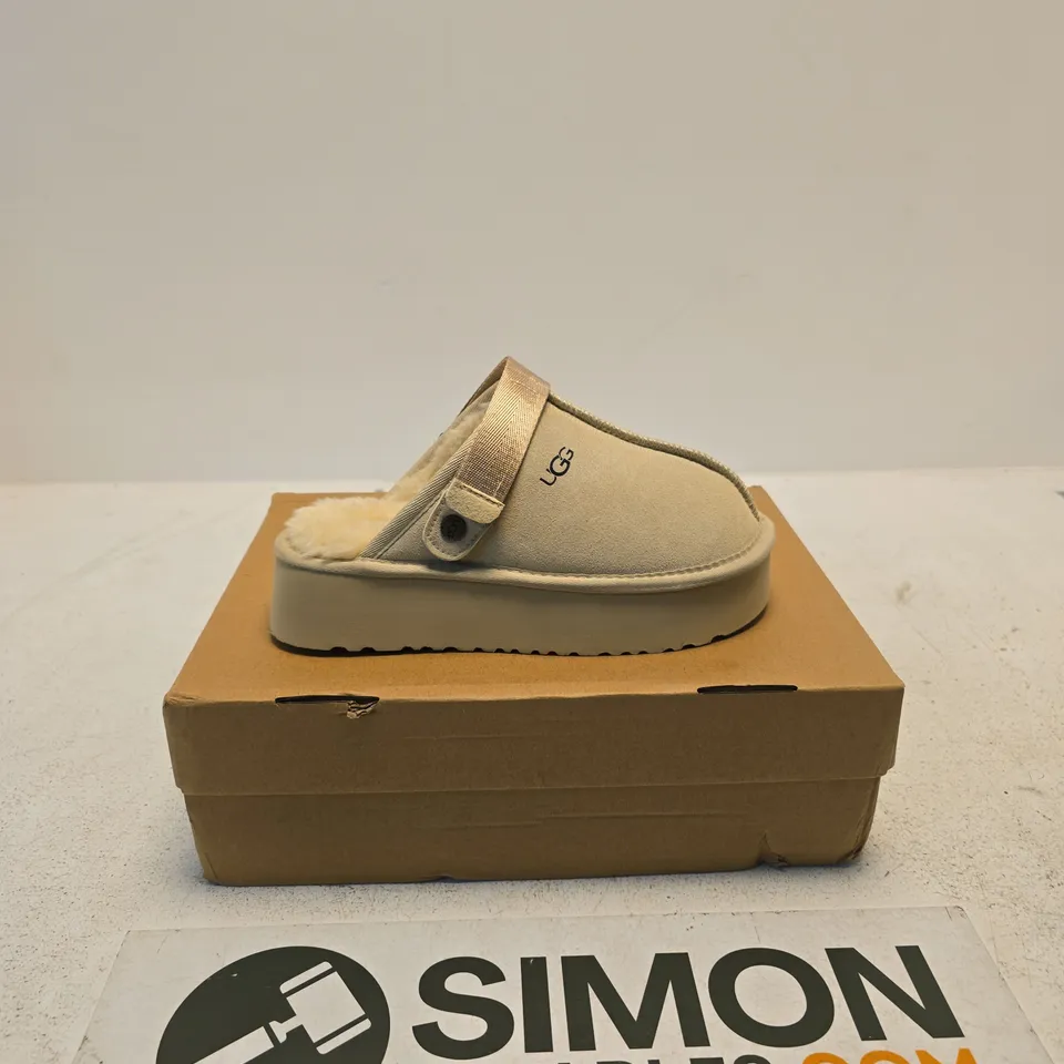 UGG SLIPPERS – SAND/BEIGE, UK 3