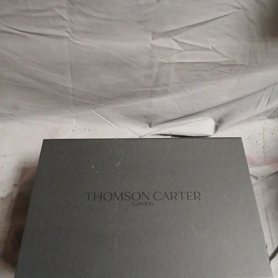 THOMSON CARTER LONDON DIFFUSER GIFT SET – CERAMIC BOTTLE, AMBER BOTTLE & REEDS