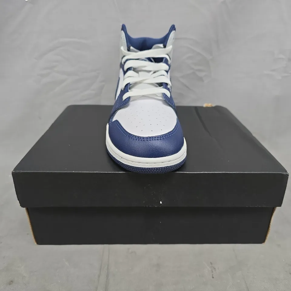 BOXED PAIR OF NIKE AIR JORDAN 1 MID SHOES IN WHITE/NAVY SIZE UK 4