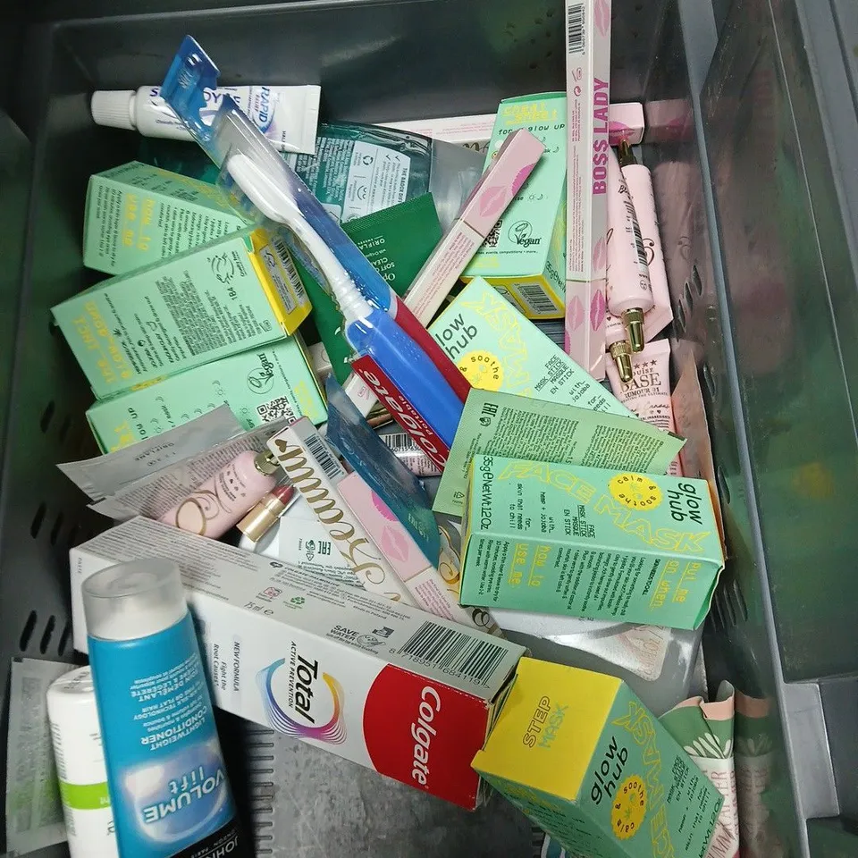 APPROXIMATEY 20 ASSORTED HEALTH AND BEAUTY PRODUCTS TO INCLUDE JOHNSON'S BABY SHAMPOO, RADOX SHOWER GEL AND GLOW HUB FACE MASK