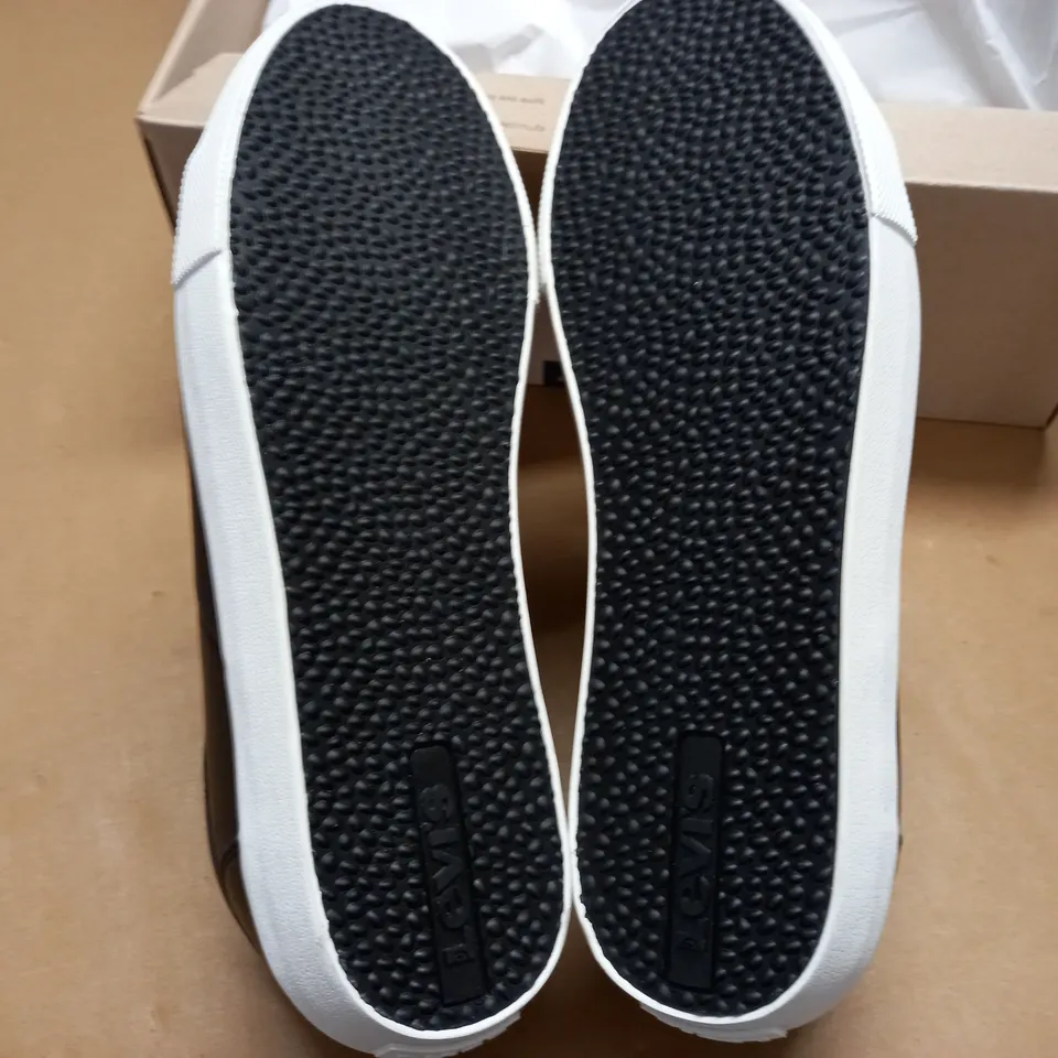 BOXED BRAND NEW LEVIS WOODWARD TRAINERS IN BLACK - UK 8
