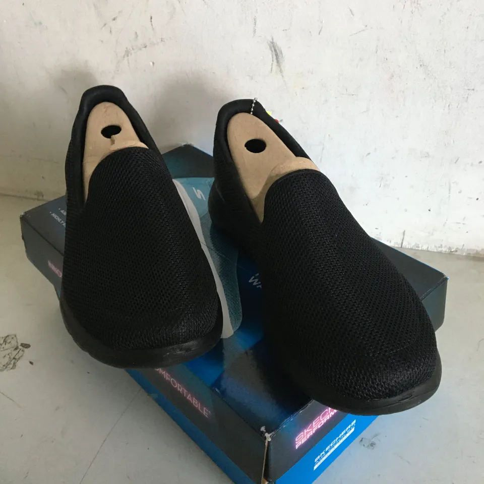BOXED PAIR OF SIZE 8 SKECHERS GO WALK 5 TRAINERS 