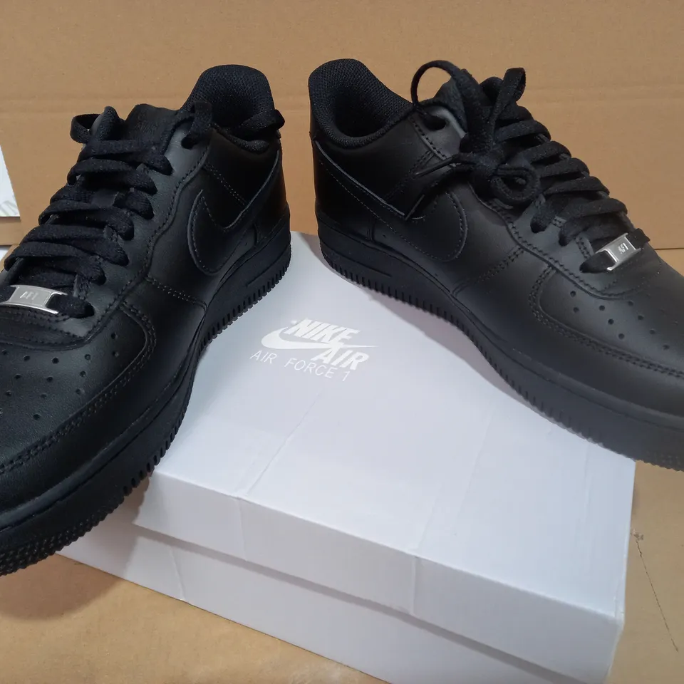 BOXED PAIR OF SIZE 9.5 NIKE AIR FORCE 1 TRAINERS 