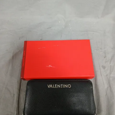 VALENTINO LEATHER WALLET β BLACK TEXTURED ZIP-AROUND WITH LOGO LETTERING
