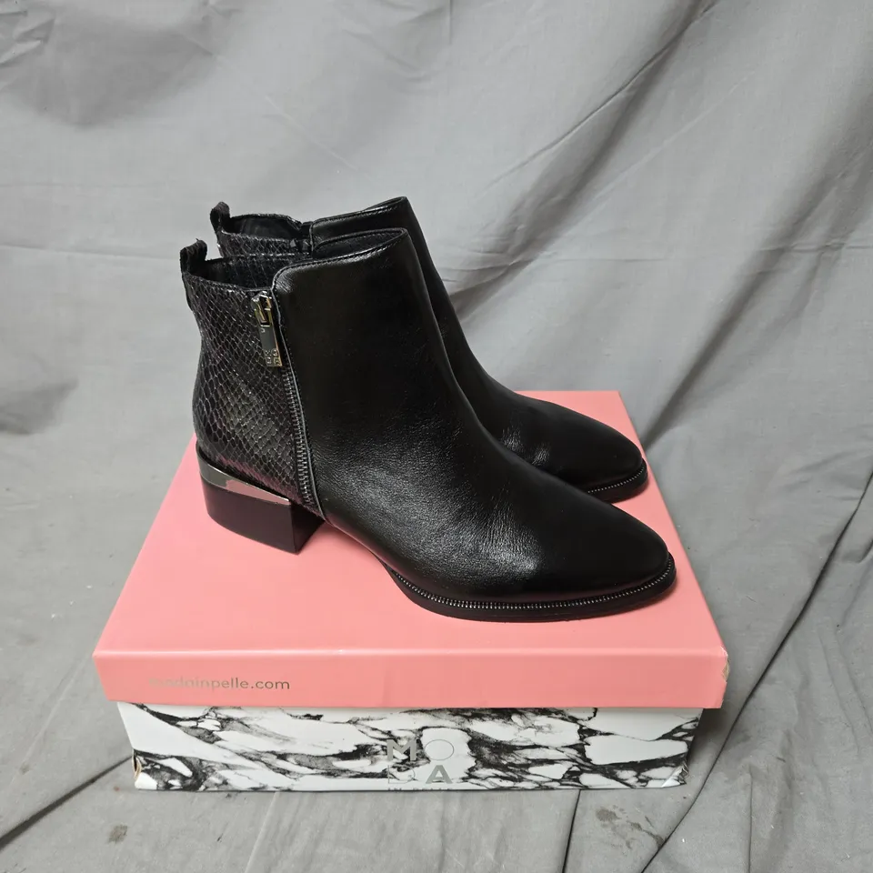 BOXED PAIR OF MODA IN PELLE ZIP FEATURE HEEL TRIM BOOTS IN BLACK - SIZE UK 7