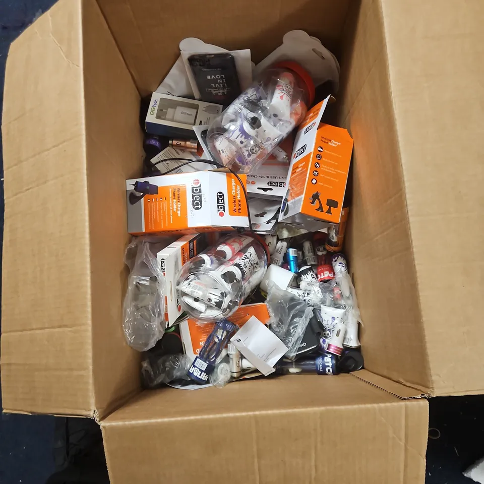  BOX OF ASSORTED ITEMS INCLUDING CAR ACCESSORIES STAINLESS STEEL TRAVEL MUG & IN-CAR MAGNETIC MOUNT 