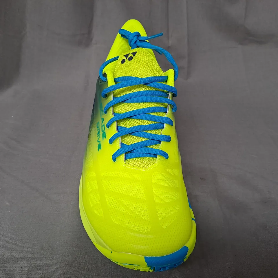BOXED PAIR OF YONEX POWER CUSHION CASCADE DRIVE SHOES IN BLUE/YELLOW UK SIZE 8.5