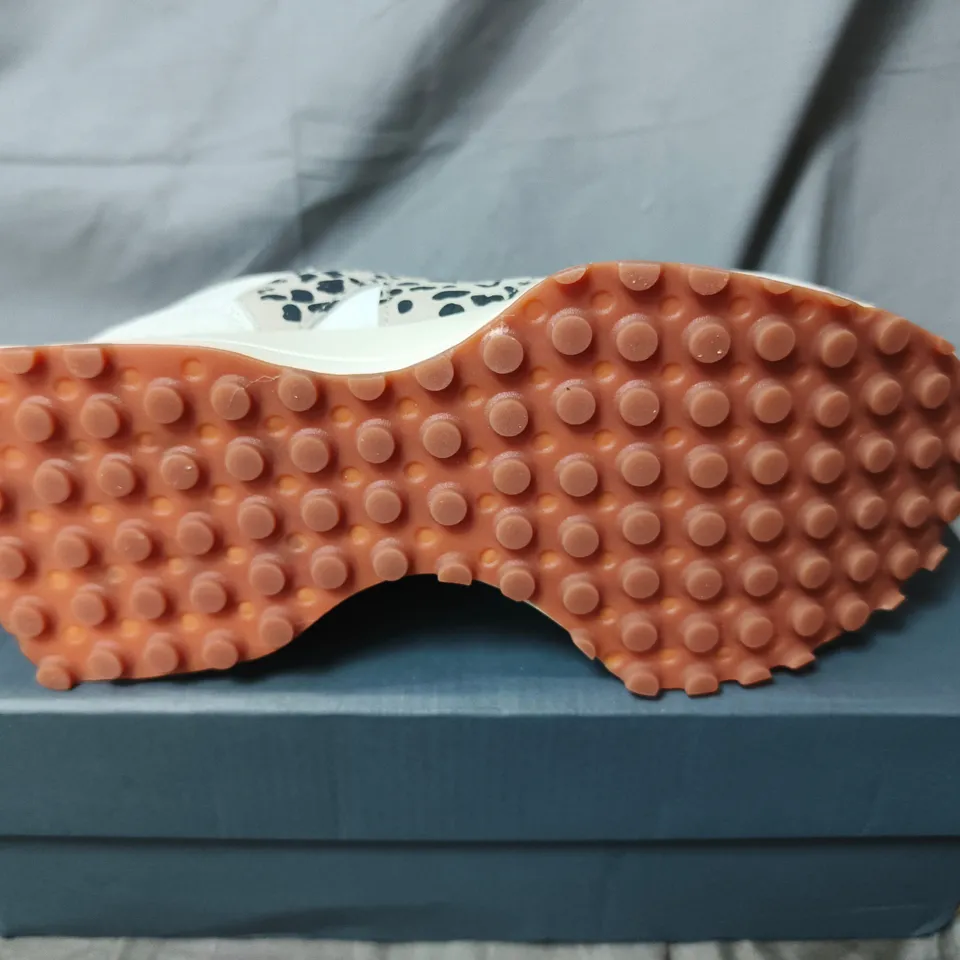 BOXED PAIR OF NEW BALANCE 327 WOMENS ANIMAL PRINT TRAINERS IN WHITE - UK 4.5