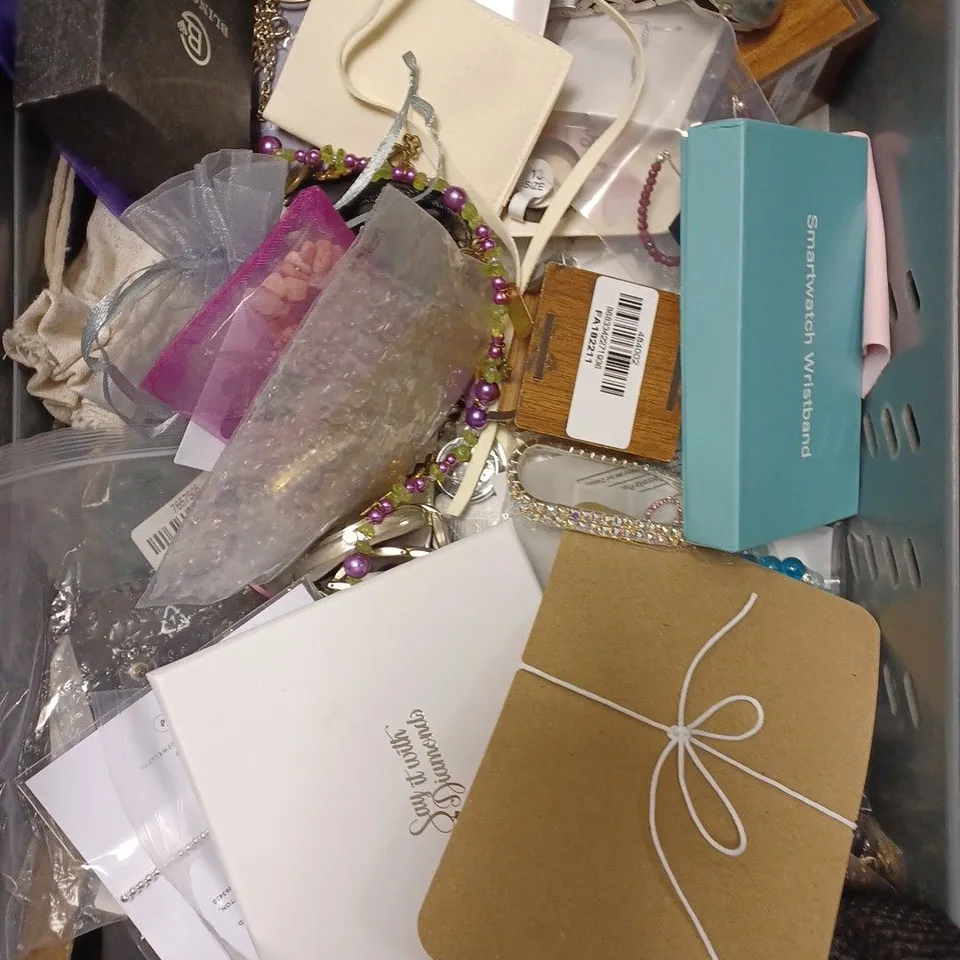 APPROXIMATELY 30 ASSORTED JEWELLERY PRODUCTS TO CONTAIN NECKLACES, WATCHES, BRACELETS ETC 