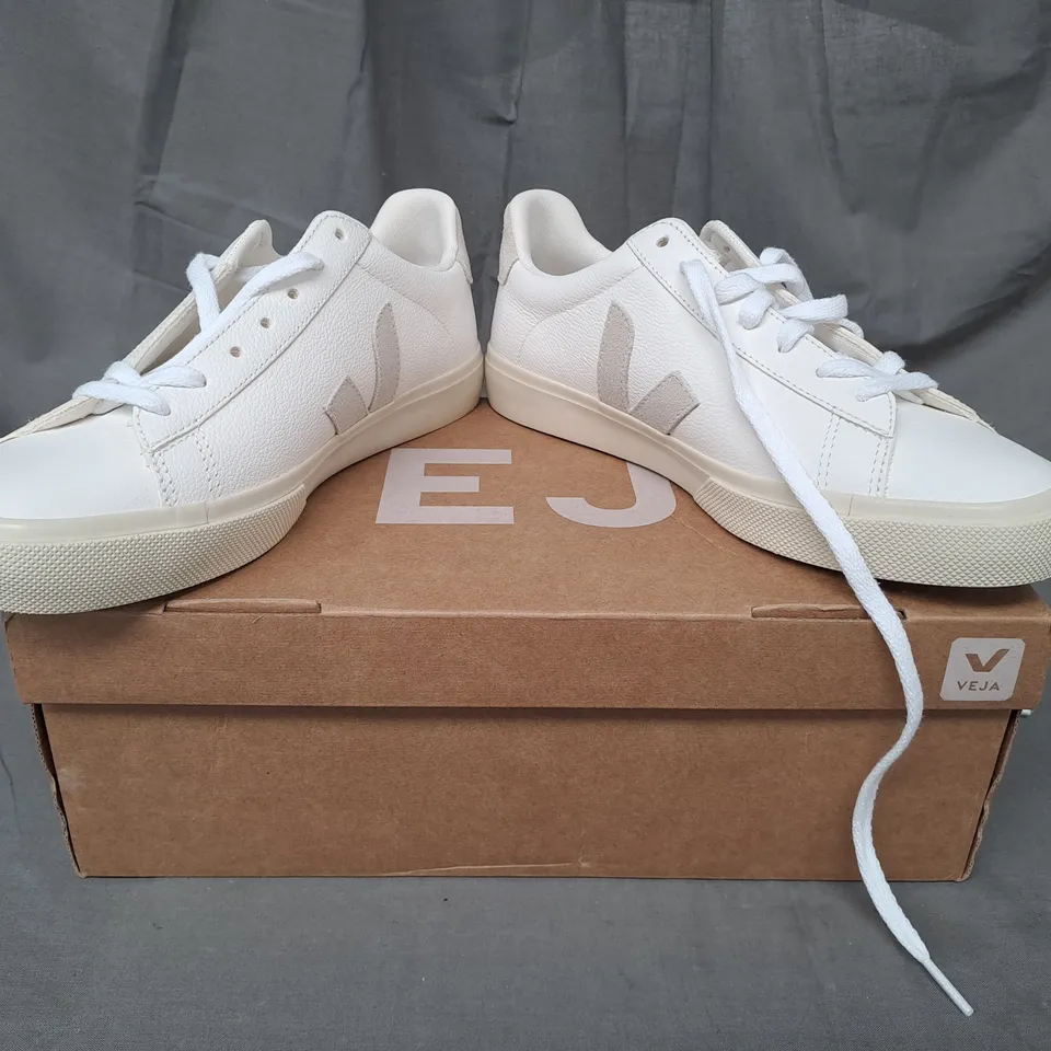 BOXED PAIR OF VEJA CAMPO SNEAKERS IN WHITE UK SIZE 6