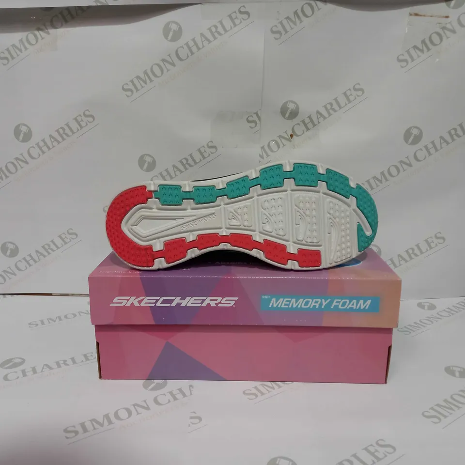 SKECHERS MEMORY FOAM FASHION FIT - UK 6