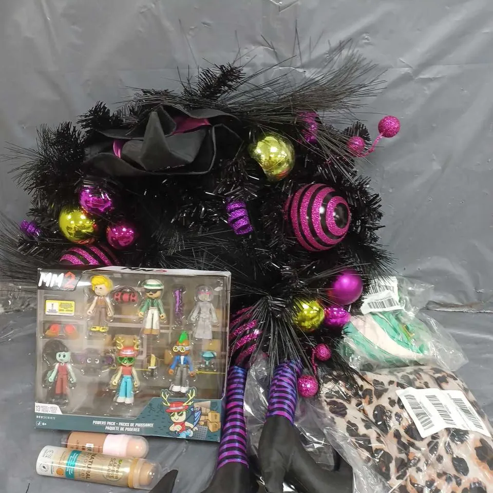 BOX OF APPROXIMATELY 10 ASSORTED HOUSEHOLD ITEMS TO INCLUDE HALLOWEEN WITCH WREATH, MM2 OWERS PACK FIGURES, GARNIER AMBRE SOLAIR NATURAL BRONZER SELF-TAN FACE MIST ETC ETC