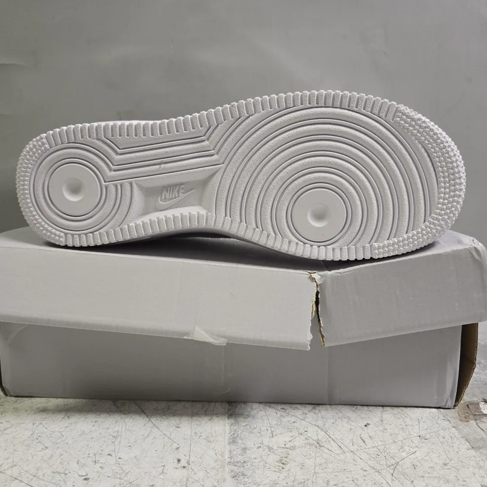 BOXED PAIR OF NIKE AIR FORCE 1 SHOES IN WHITE SIZE UK 5.5