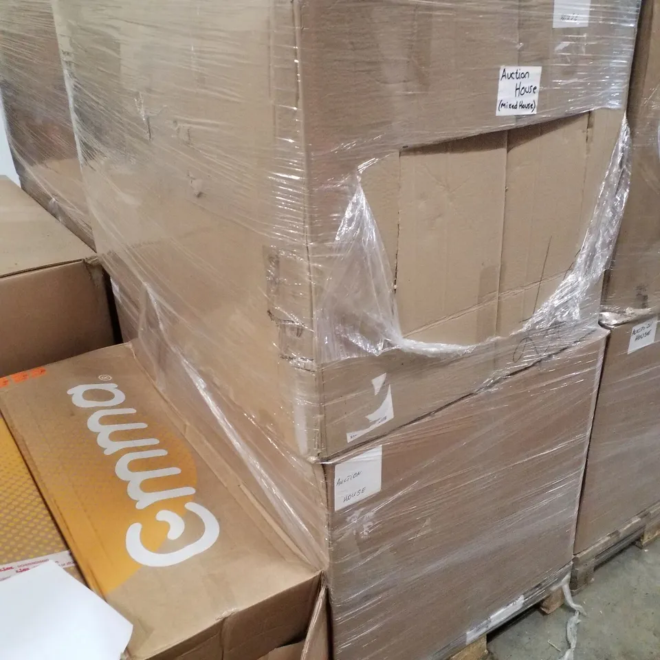 PALLET CONTAINING ASSORTED BEDDING INCLUDING PILLOWS