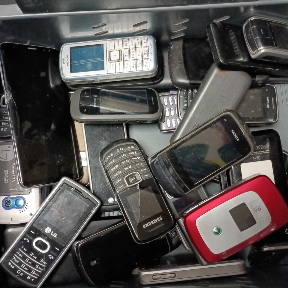 APPROXIMATELY 20 ASSORTED USED PHONES AND PHONE PARTS TO INCLUDE BLACKBERRY, SONY, NOKIA, ETC