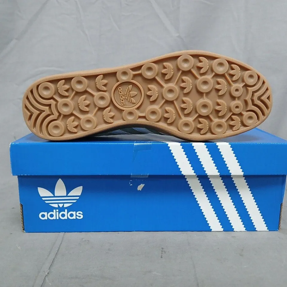 BOXED PAIR OF ADIDAS GAZELLE INDOOR TRAINERS IN PALE GREEN/WHITE SIZE UK 8