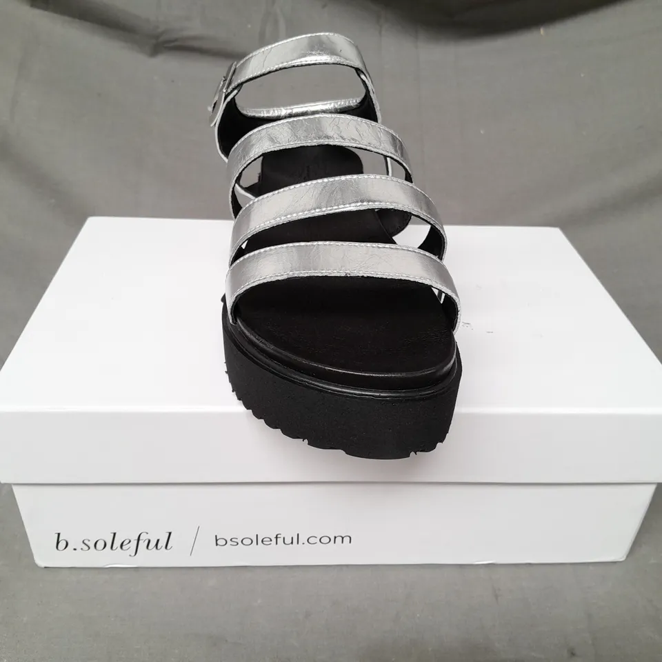 BOXED PAIR OF B.SOLEFUL OPEN TOE FLATFORM SANDALS IN METALLIC SILVER EU SIZE 39