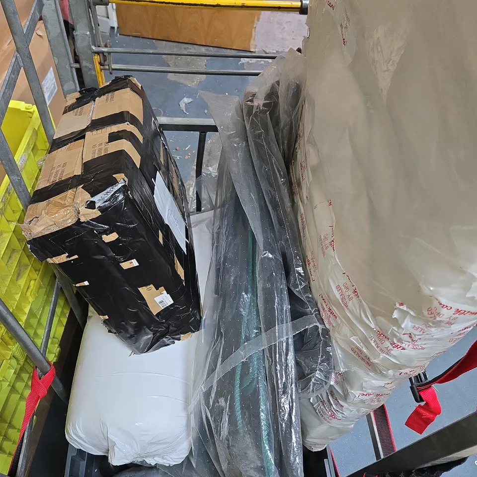 APPROXIMATELY 6 ASSORTED ITEMS TO INCLUDW KETTLEBELLS, CAR MATS, PACMAN WEIGHTS, ETC - COLLECTION ONLY
