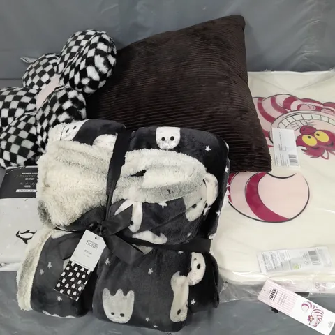APPROXIMATELY 10 ASSORTED HOUSEHOLD ITEMS TO INCLUDE BEDDING, AND CUSHIONS IN VARIOUS SIZES AND STYLES 
