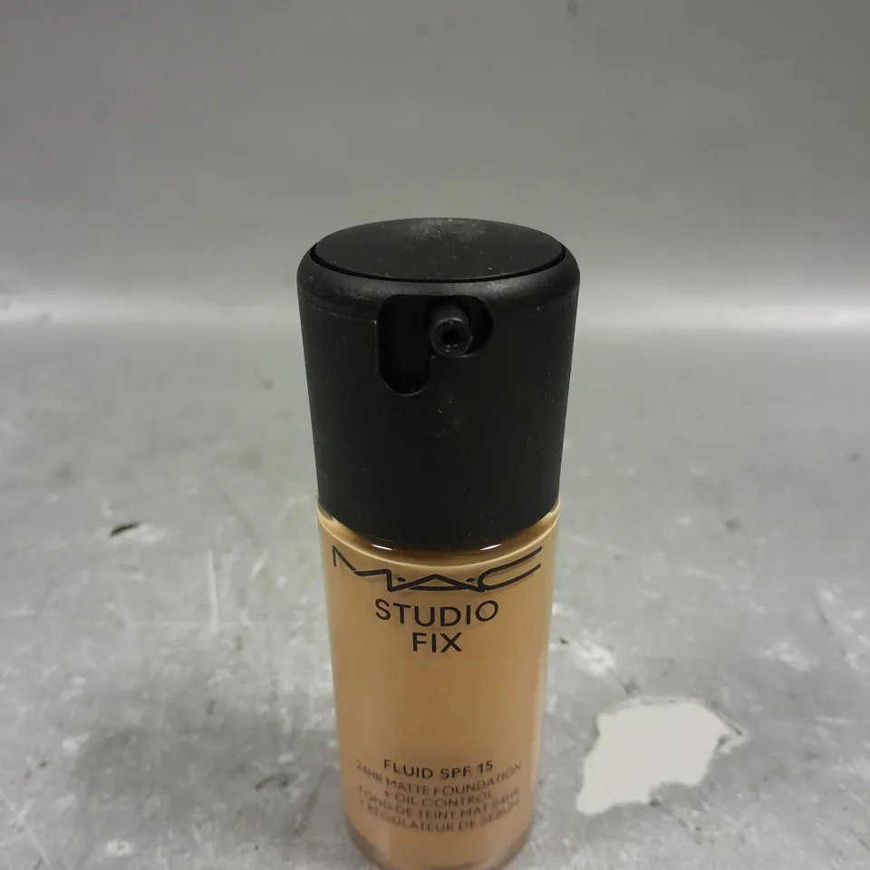 MAX STUDIO FIX FLUID SPF 15 SHADE NW18