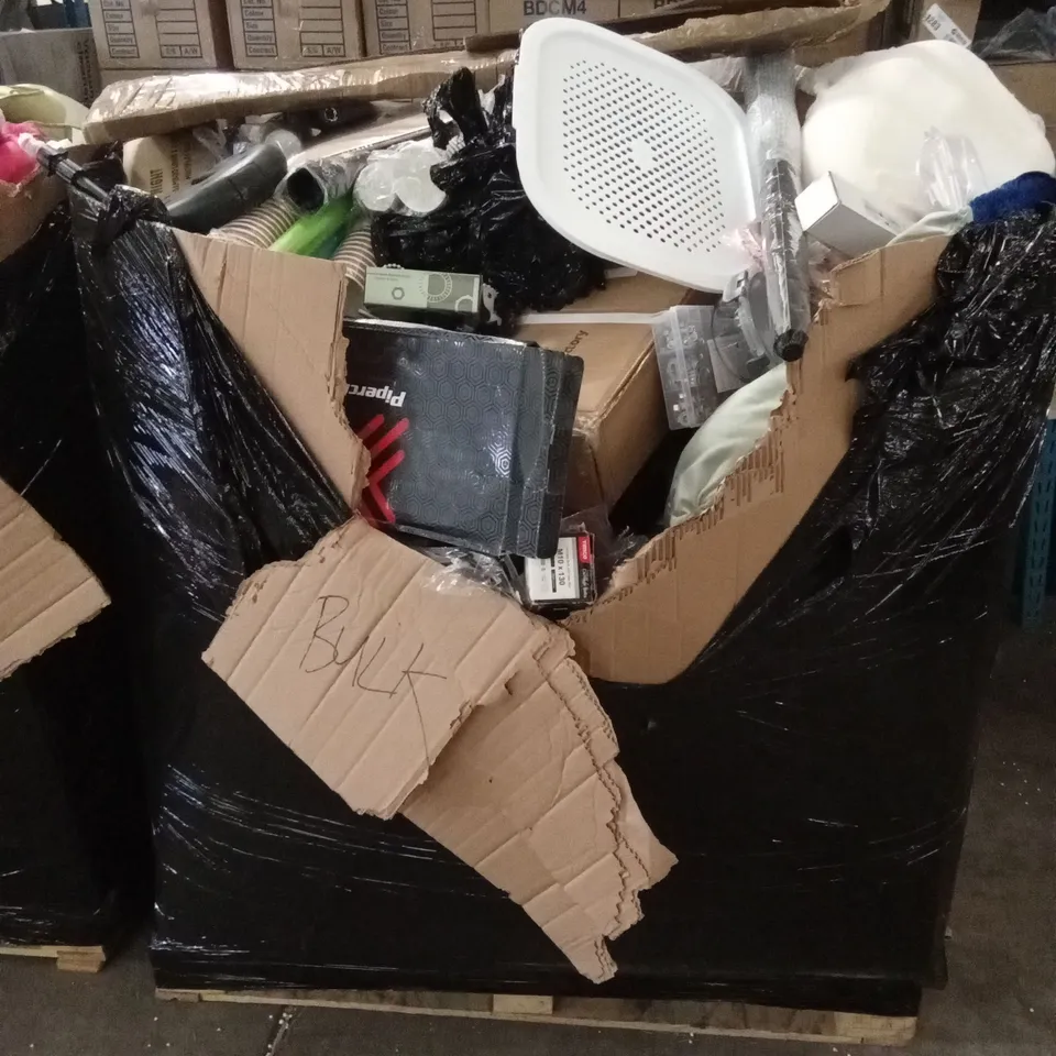 PALLET OF ASSORTED HOUSEHOLD GOODS AND PRODUCTS TO INCLUDE; DISPOSABLE COFFEE CUPS, NUTS AND BOLTS, BAMBOO PADS ETC