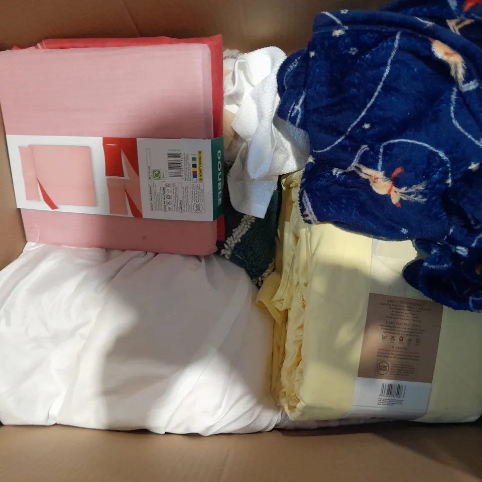 BOX OF APPROXIMATELY 10 ASSORTED BEDDING AND SOFT FURNISHING ITEMS TO INCLUDE - FITTED SHEET - DUVET SETS - TOWELS ETC. 