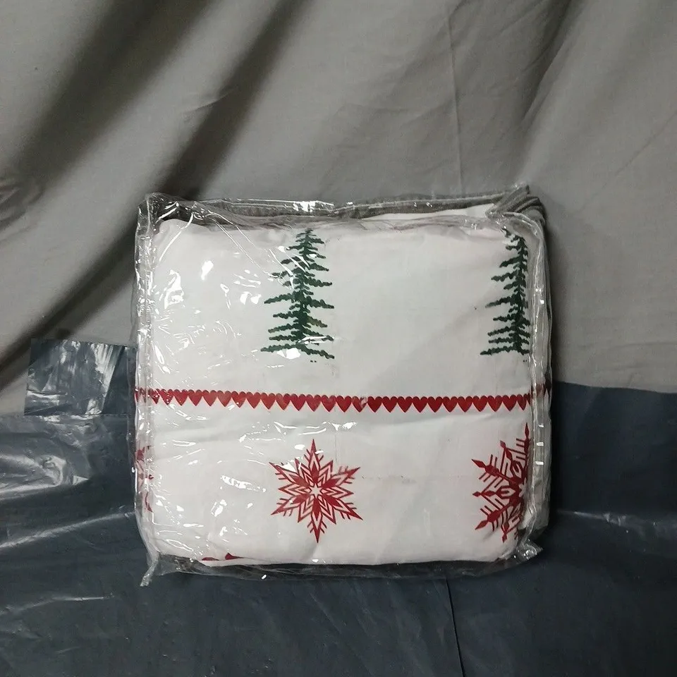 CHRISTMAS DUVET SET – WHITE WITH CHRISTMAS TREE & SNOWFLAKE PATTERN
