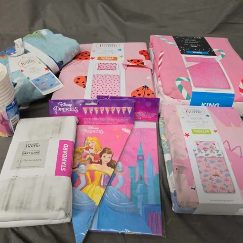APPROXIMATELY 30 ASSORTED HOUSEHOLD PRODUCTS TO INCLUDE DUVET SETS, FITTED SHEETS, PILLOW CASES ETC