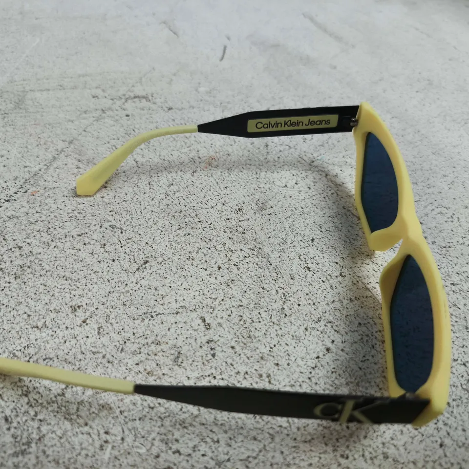 CALVIN KLEIN JEANS SUNGLASSES IN CASE