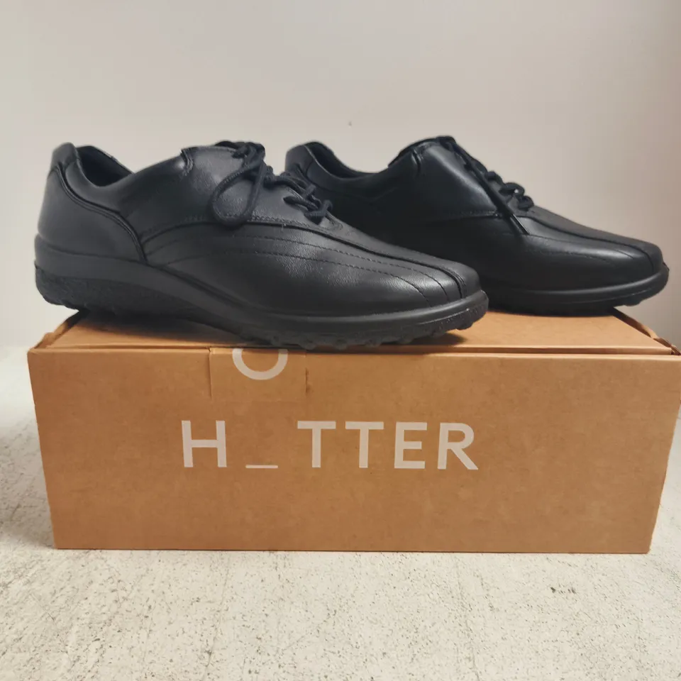 BOXED PAIR OF HOTTER TONE II EXTRA WIDE TRAINERS IN BLACK SIZE UK 7