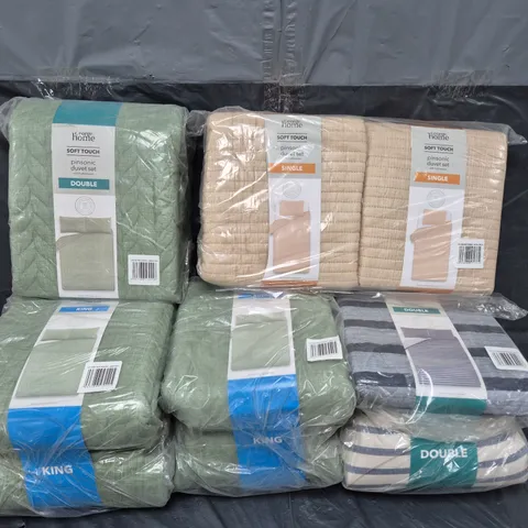 BOX OF APPROXIMATELY 8 ASSORTED BEDDING & SOFT FABRICS ITEMS TO INCLUDE DUVET SETS