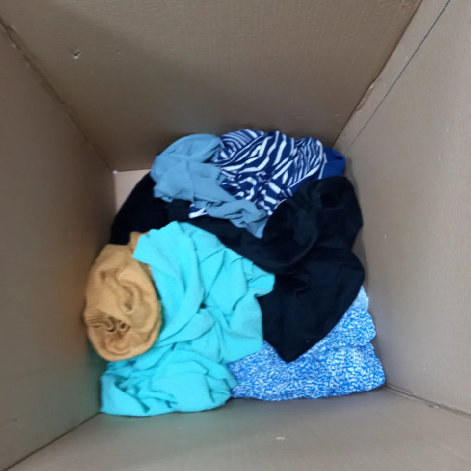 BOX OF APPROXIMATELY 8 WOMENS CLOTHING TO INCLUDE TOPS, DRESSES ETC