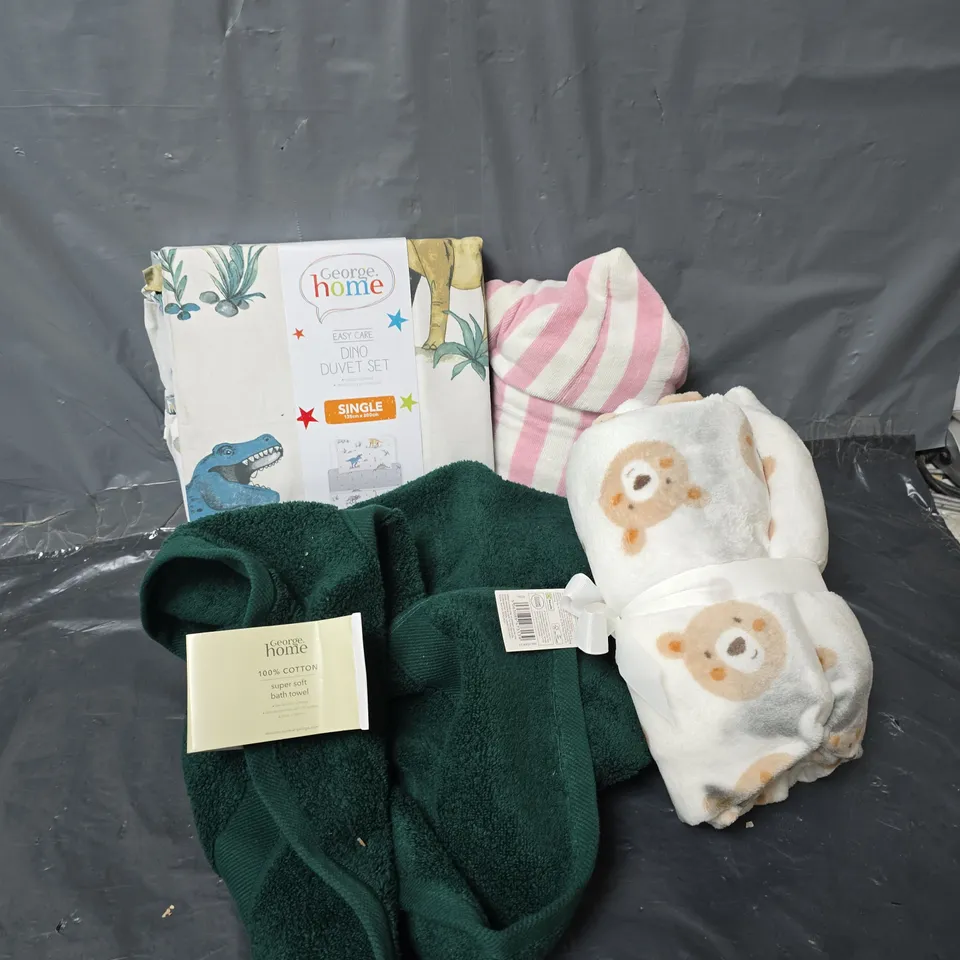 APPROXIMATELY 15 ASSORTED HOMEWARE ITEMS TO INCLUDE DINO DUVET SET, BABY BEAR FLEECE, BATH TOWEL, ETC 