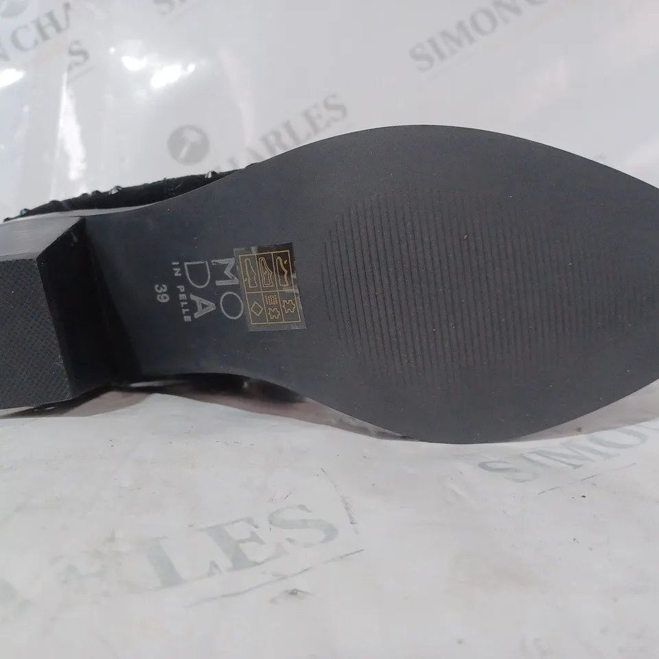 BOXED PAIR OF MODA IN PELLE LOW BLOCK HEEL WESTERN STYLE SUEDE ANKLE BOOTS IN BLACK SIZE 6