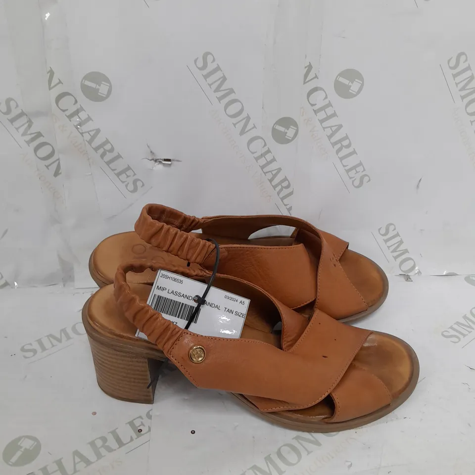 UNBOXED PAIR OF MODA IN PELLE LASSANDRA SANDALS IN TAN SIZE 7