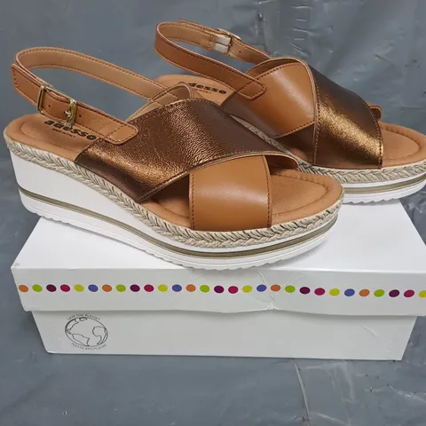 BOXED PAIR OF ADESSO SANDALS IN TAN/BRONZE SIZE 6