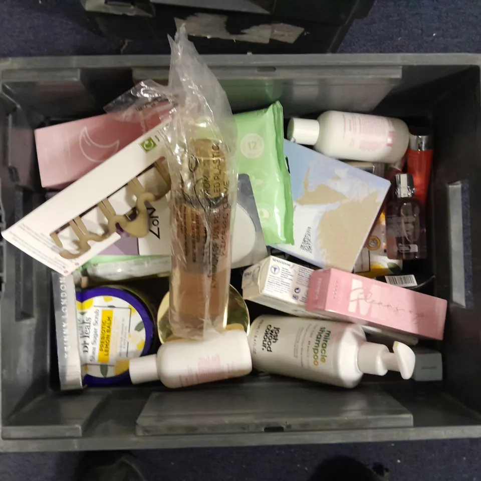 APPROXIMATELY 20 ASSORTED HEALTH & BEAUTY ITEMS TO INCLUDE - OLAY ANTI-WRINKLE FLUID, ELF BROW LIFT AND PALMER'S BODY OIL