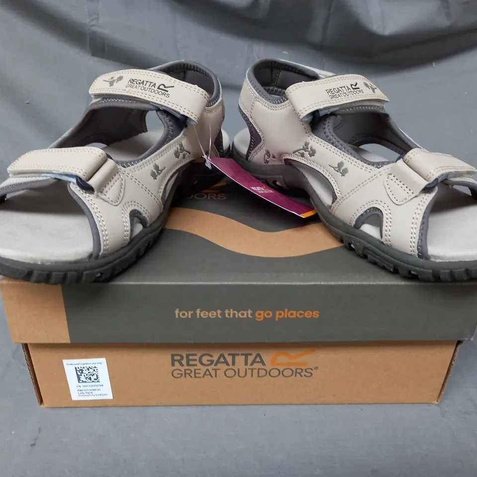 BOXED PAIR OF REGATTA LADY HARIS OPEN TOE SANDALS IN GREIGE UK SIZE 7