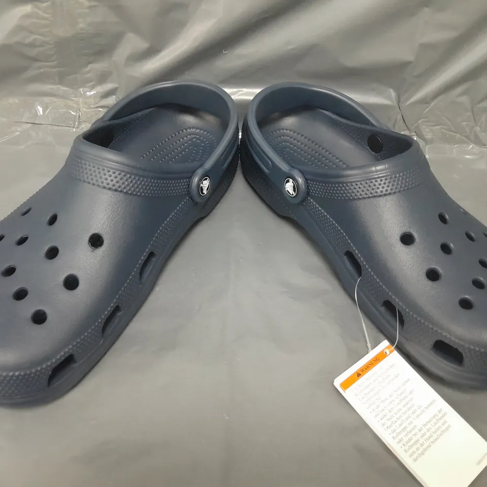 PAIR OF CROCS CLASSICS IN NAVY UK SIZE M9/W10