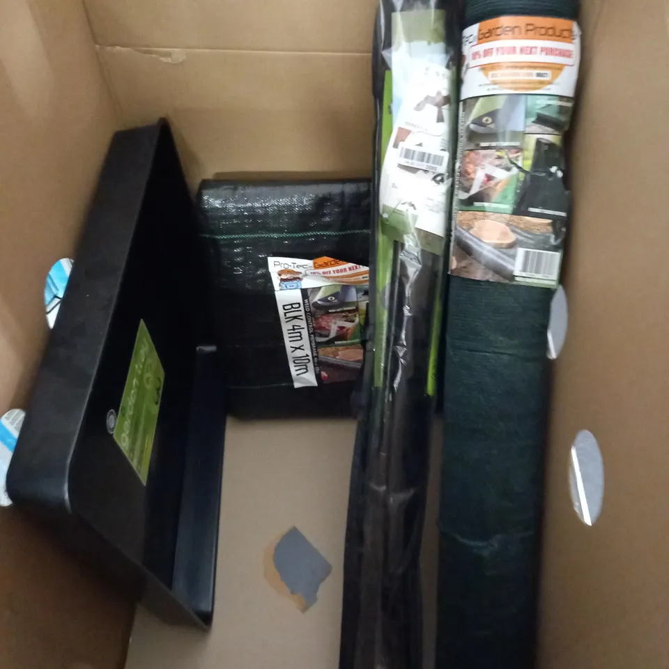 LOT OF ASSORTED GARDENING ITEMS TO INCLUDE GREENHOUSE PE COVER, BIRD SCARER, POTATO BAGS AND NETTING - COLLECTION ONLY
